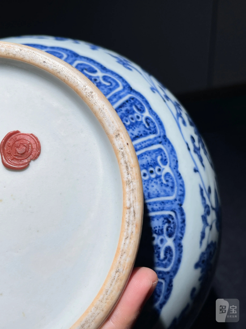 清乾隆 青花缠枝莲纹象耳尊 - 图10